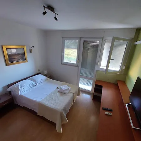 Jela Apartment *