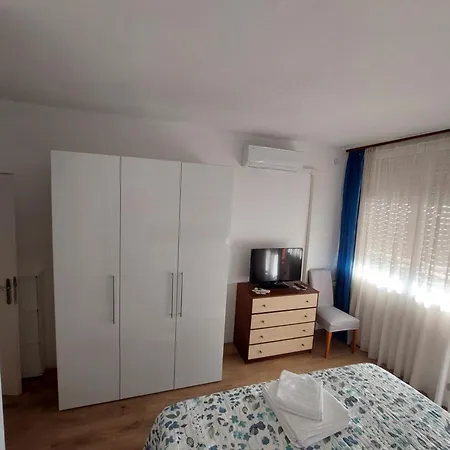 Jela * سبليت